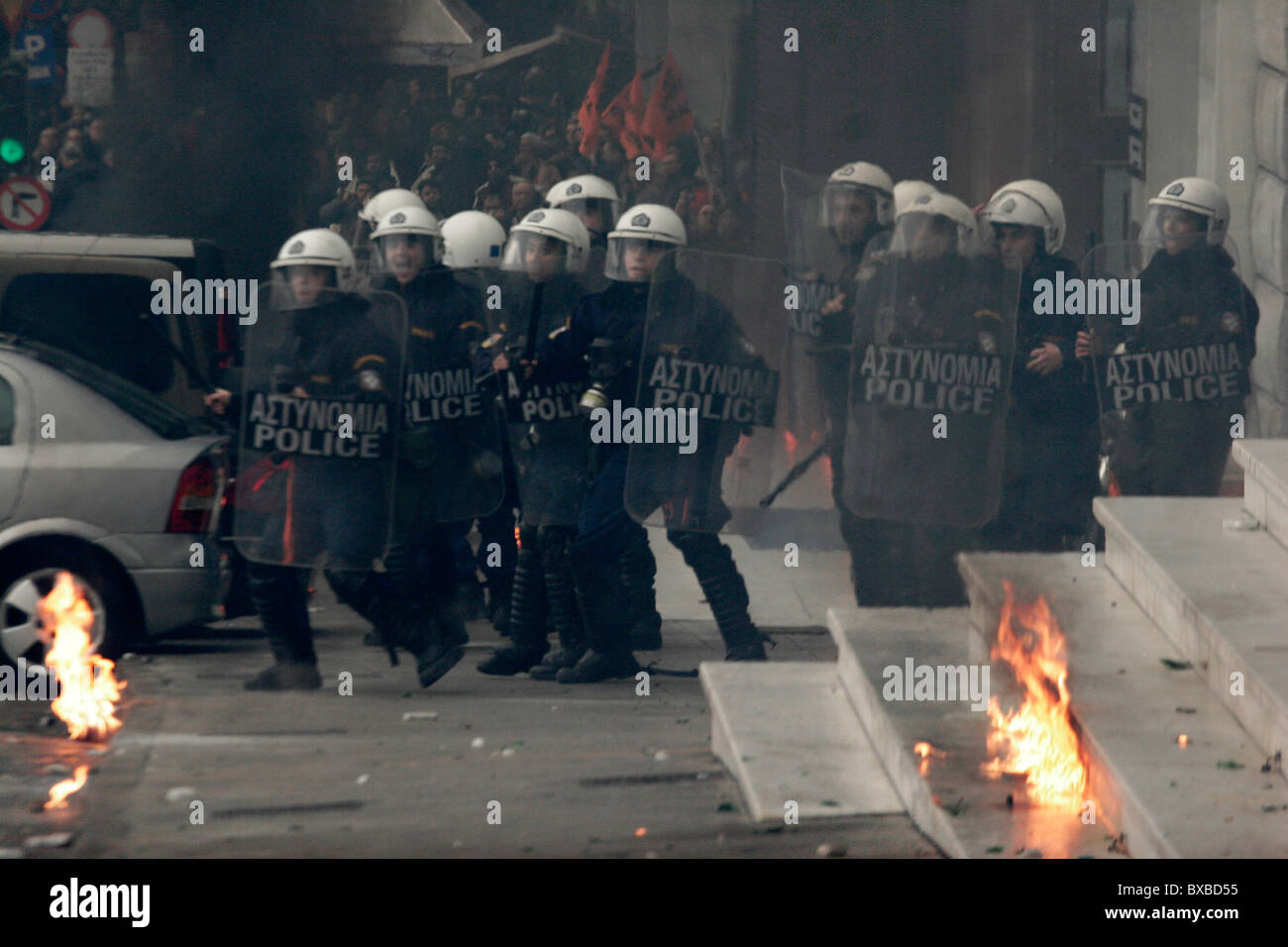 Demonstranten Zusammenstoß mit der Polizei, werfen Molotowcocktails und Stein gegen sie. Generalstreik in Griechenland als Gewerkschaften Protest neue Arbeit Reformen unter anhaltenden Sparmaßnahmen. Stockfoto