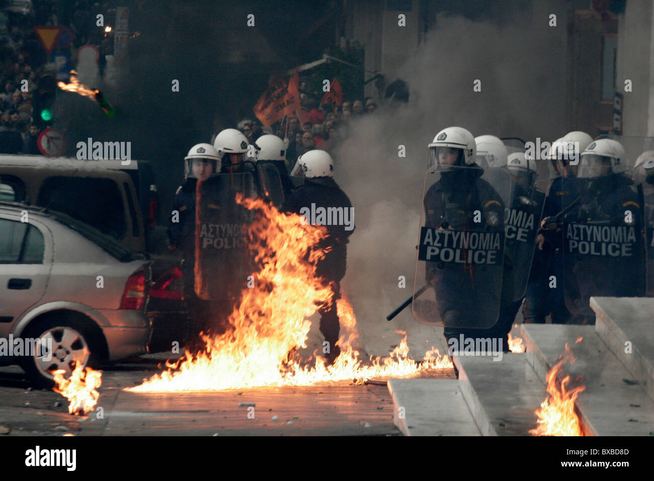 Demonstranten Zusammenstoß mit der Polizei, werfen Molotowcocktails und Stein gegen sie. Generalstreik in Griechenland als Gewerkschaften Protest neue Arbeit Reformen unter anhaltenden Sparmaßnahmen. Stockfoto