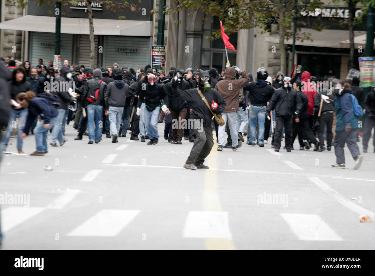 Demonstranten Zusammenstoß mit der Polizei, werfen Molotowcocktails und Stein gegen sie. Generalstreik in Griechenland als Gewerkschaften Protest neue Arbeit Reformen unter anhaltenden Sparmaßnahmen. Stockfoto