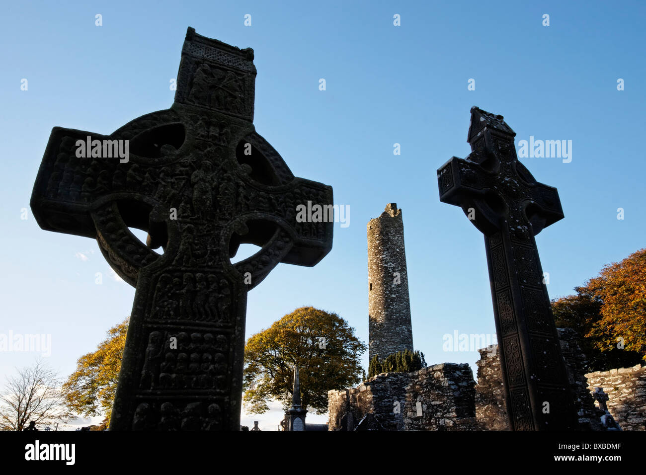Die Muiredach Kreuz und der Rundturm an Monasterboice, County Louth, Leinster, Irland. Stockfoto