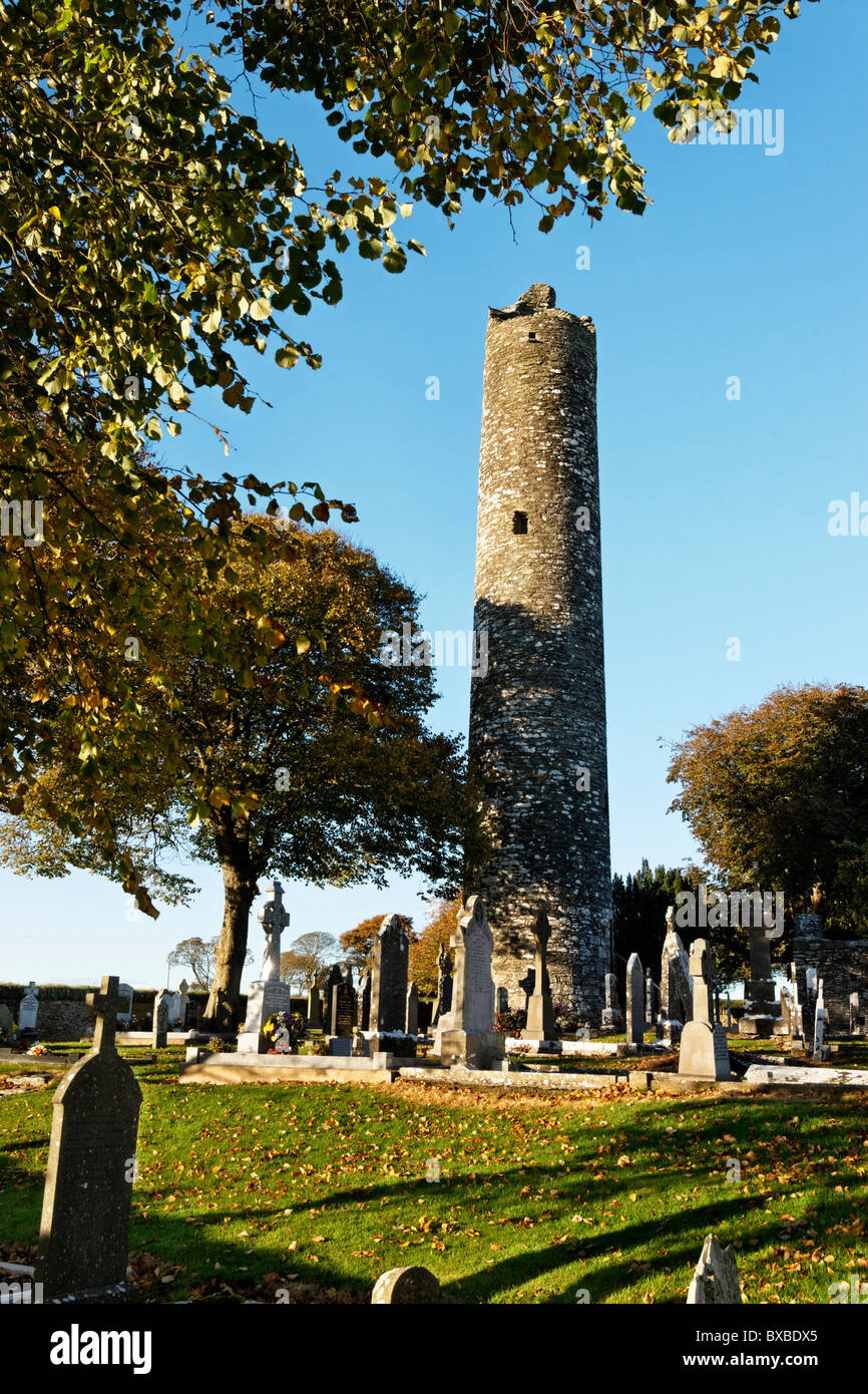 Der Rundturm an Monasterboice, County Louth, Leinster, Irland. Stockfoto