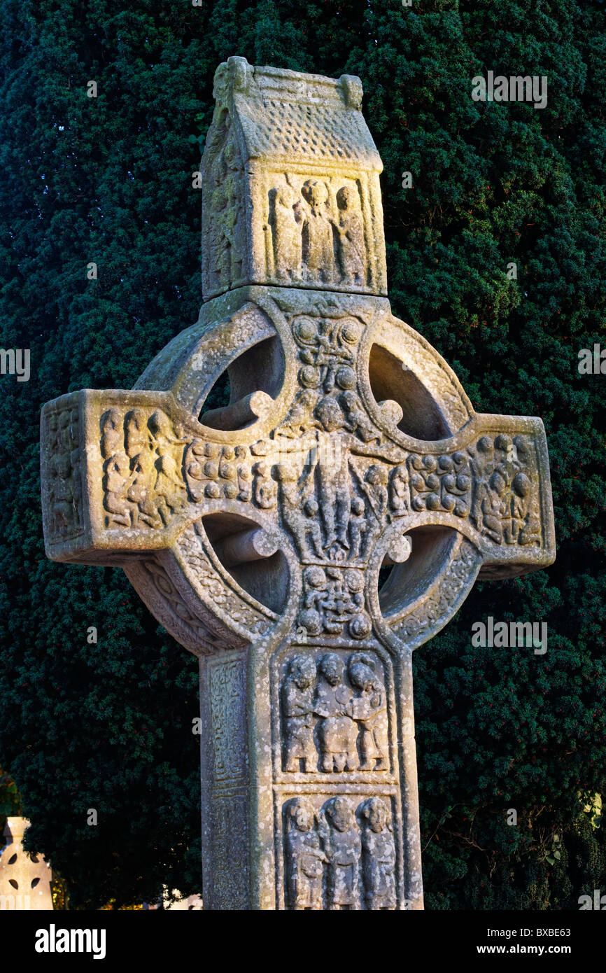 Die Muiredach Kreuz und der Rundturm an Monasterboice, County Louth, Leinster, Irland. Stockfoto