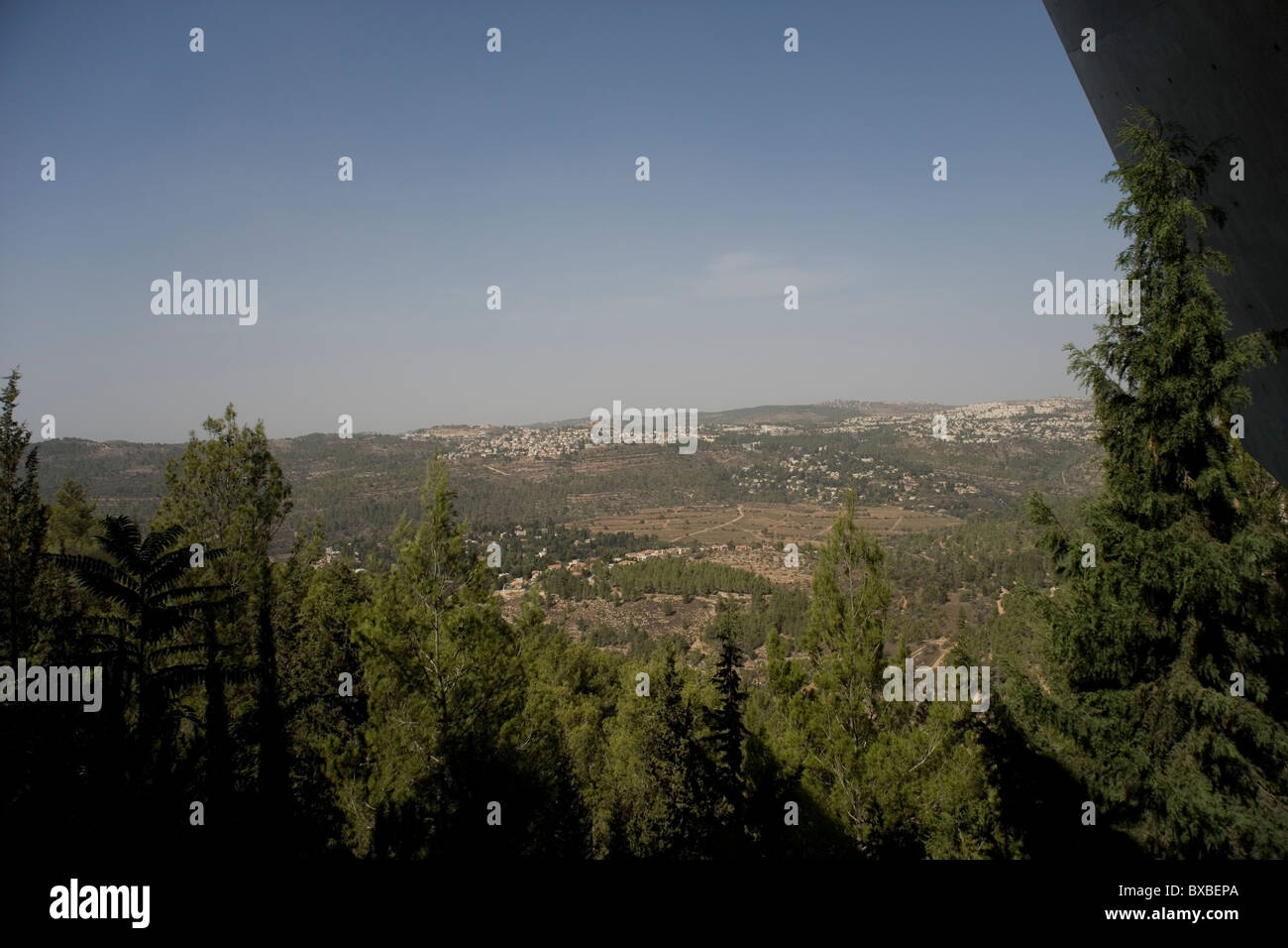 Im Inneren der Yad VaShem Holocaust Museum mit Blick auf den Hügeln von Judäa in Jerusalem Stockfoto