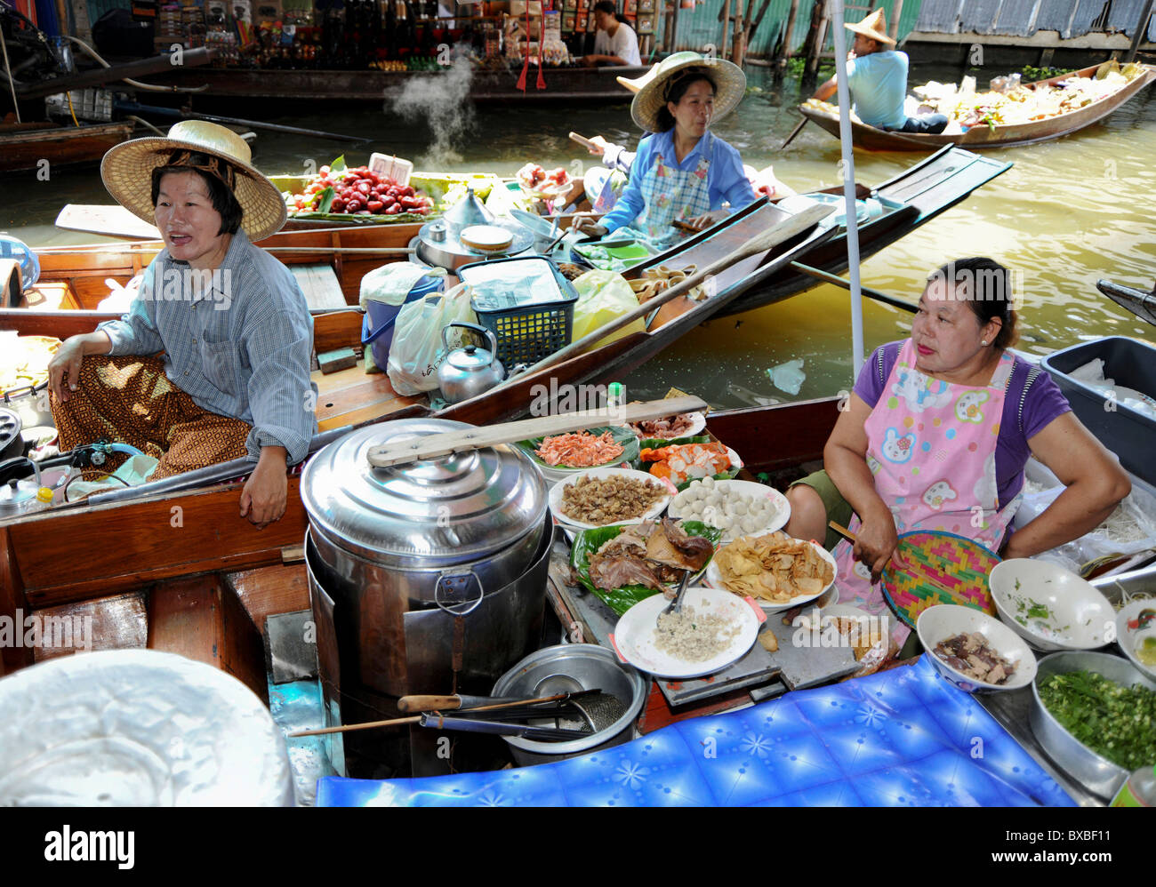 Frauen mit Nahrungsmittel in Holzboote, Floating Market, Bangkok, Thailand, Asien Stockfoto