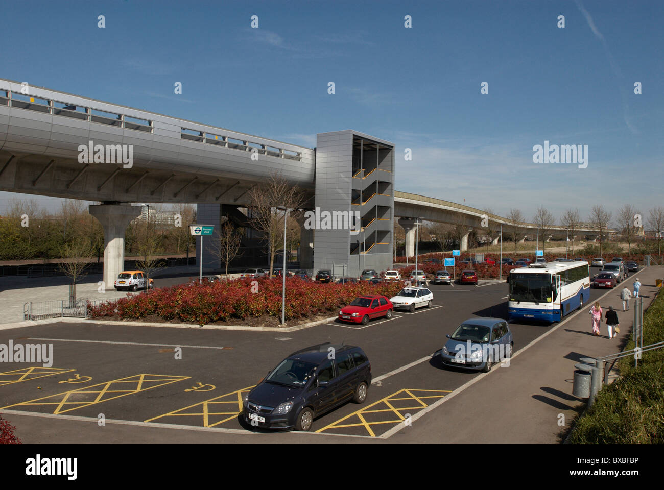 Thames Barrier Park Parkplatz und Pontoon Dock DLR station East London UK Stockfoto