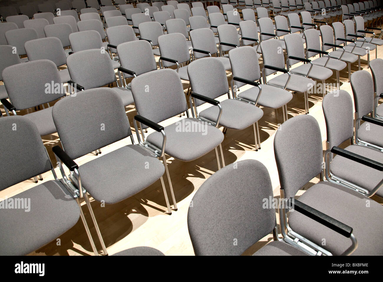 Stuhlreihen Stockfoto
