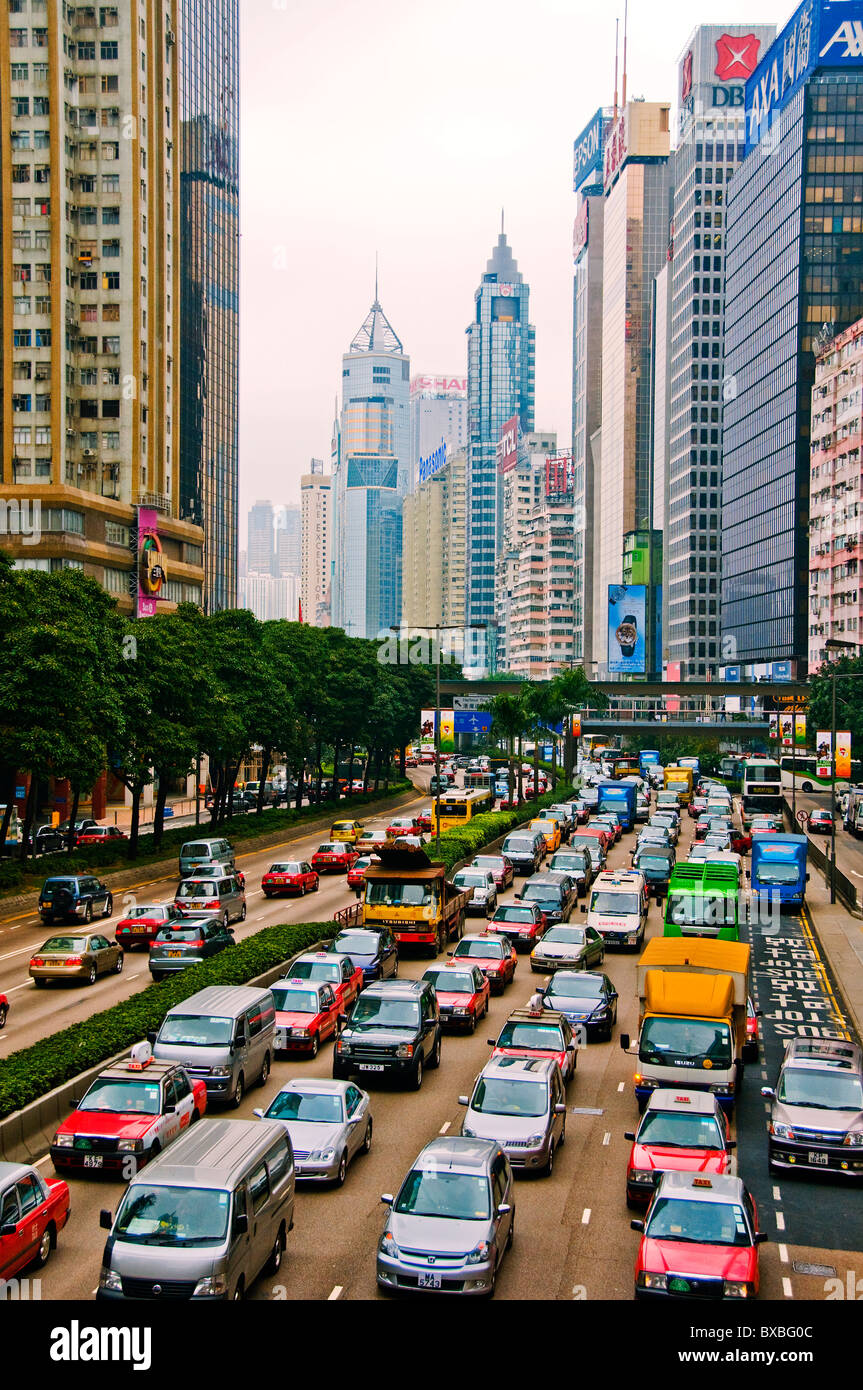 Verkehr auf der belebten Straße in der Innenstadt von Hongkong Stockfoto