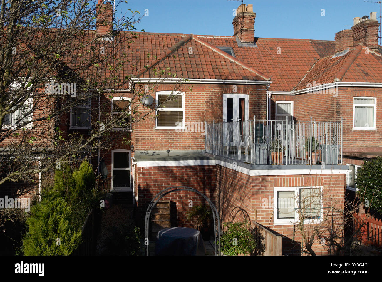 Erweiterung mit Dachterrasse auf der Rückseite ein Reihenhaus Norwich Norfolk UK Stockfoto