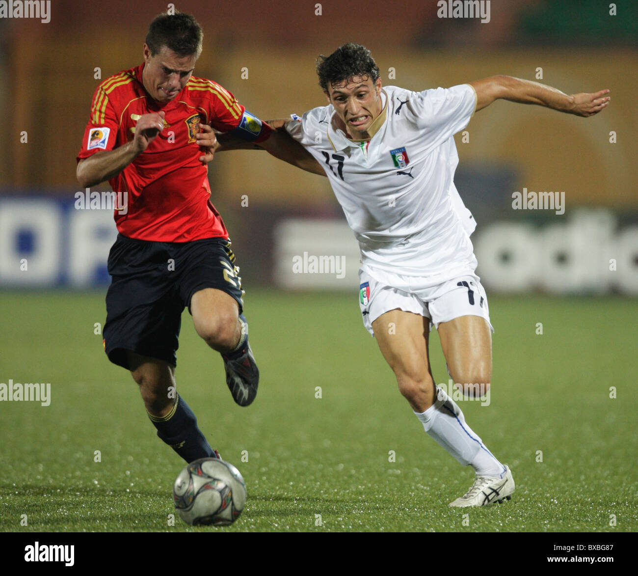 Spanien-Team-Kapitän Cesar Azpilicueta (l) Schlachten Mattia Mustacchio des Italy (r) während einer 2009 U-20 World Cup Runde 16 Match. Stockfoto