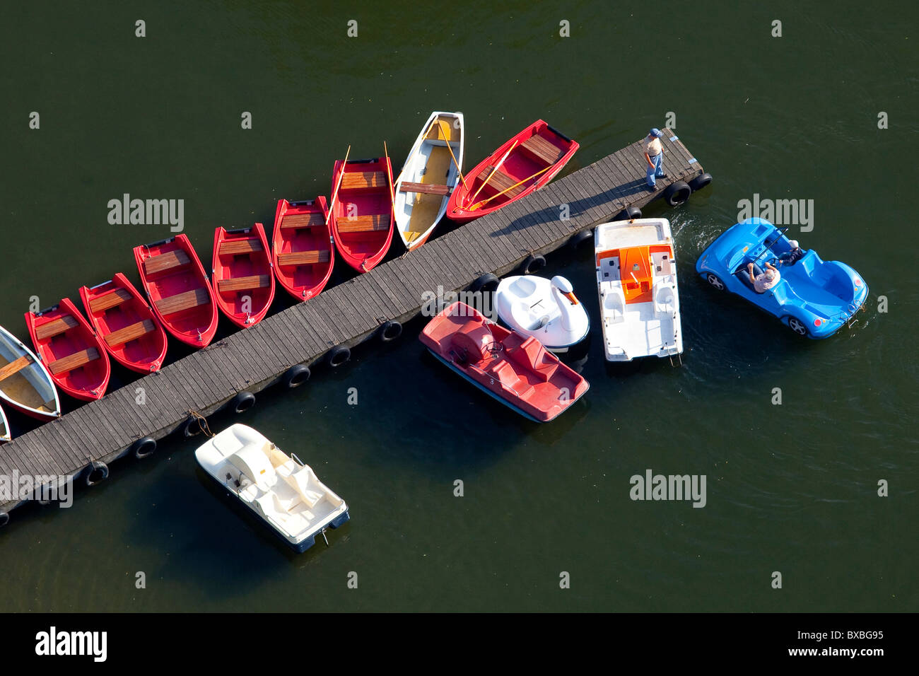 Bootsverleih am See im Olympiapark, Blick vom Olympiaturm in München, Bayern, Deutschland, Europa Stockfoto