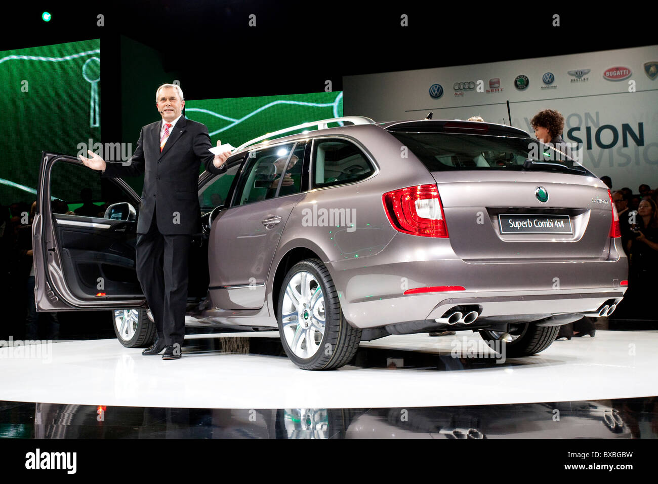 Reinhard Jung, Vorsitzender des Vorstands, Direktor des Skoda, Volkswagen AG, der neue Skoda Superb Combi bei Einführung Stockfoto