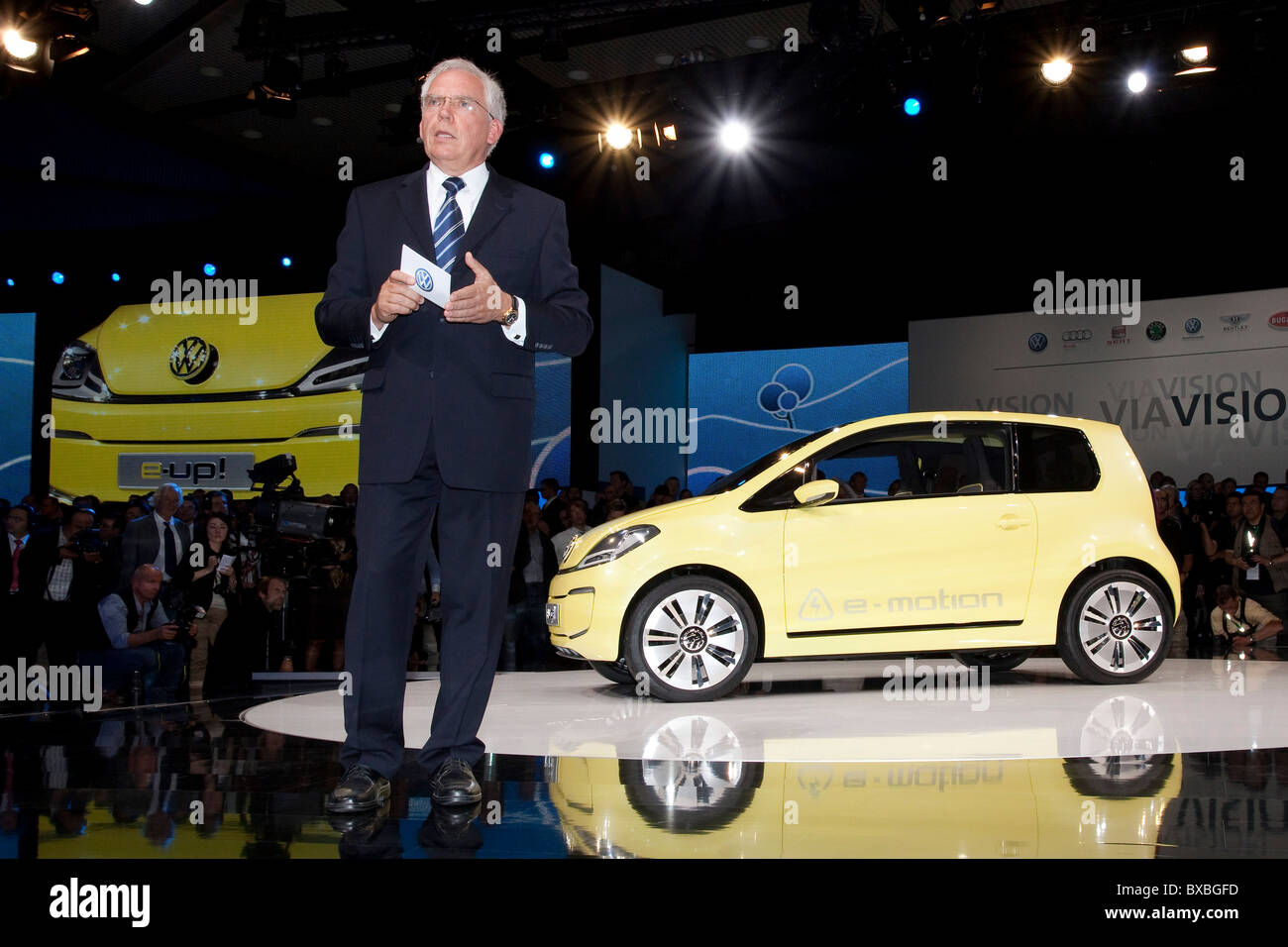 Ulrich Hackenberg, Vorsitzender des Vorstands der Volkswagen AG, Entwicklung präsentiert die Studie des VW Elektroauto e-Up, während Stockfoto