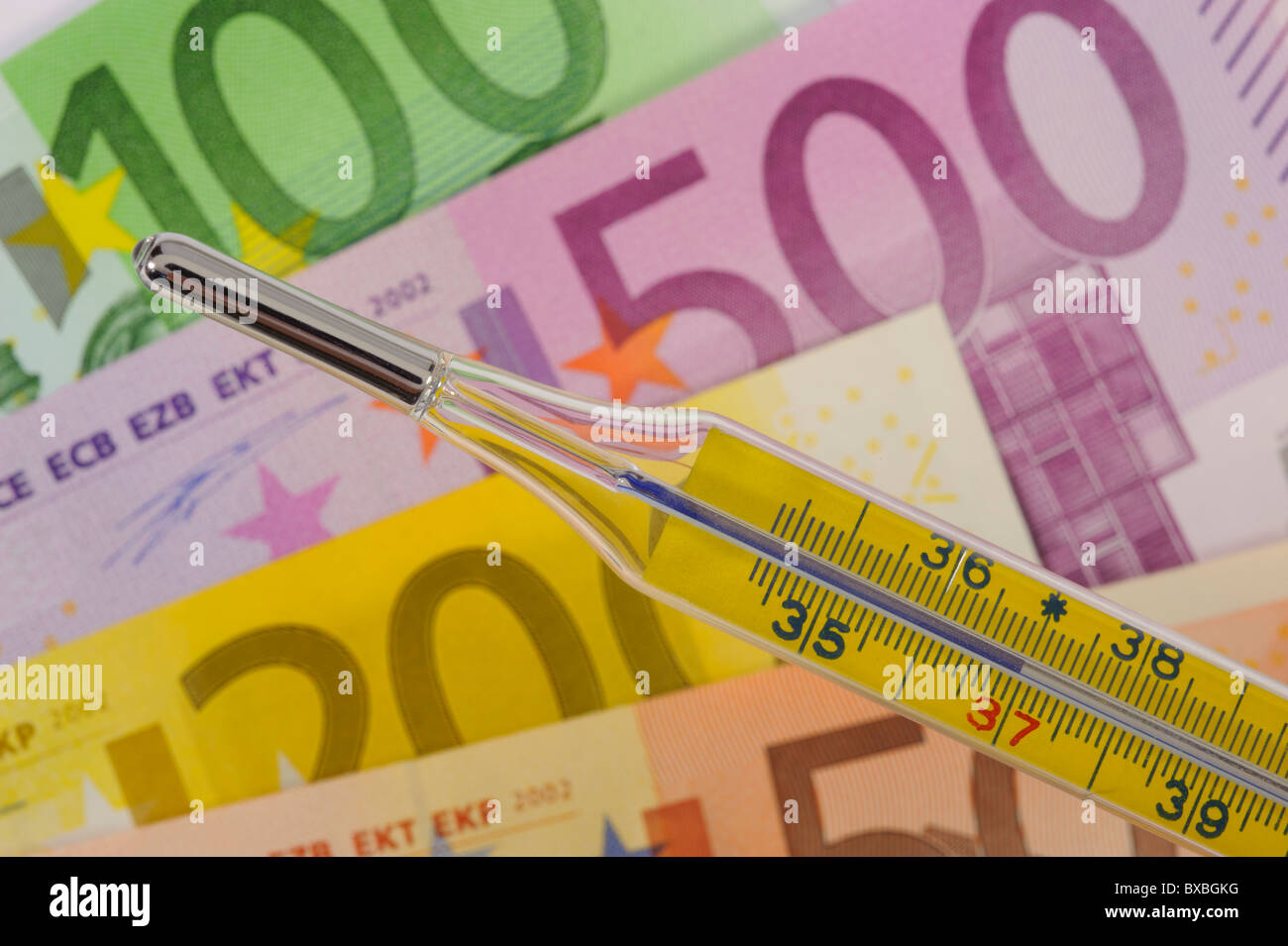 Fieberthermometer über Geld Banknoten Stockfoto