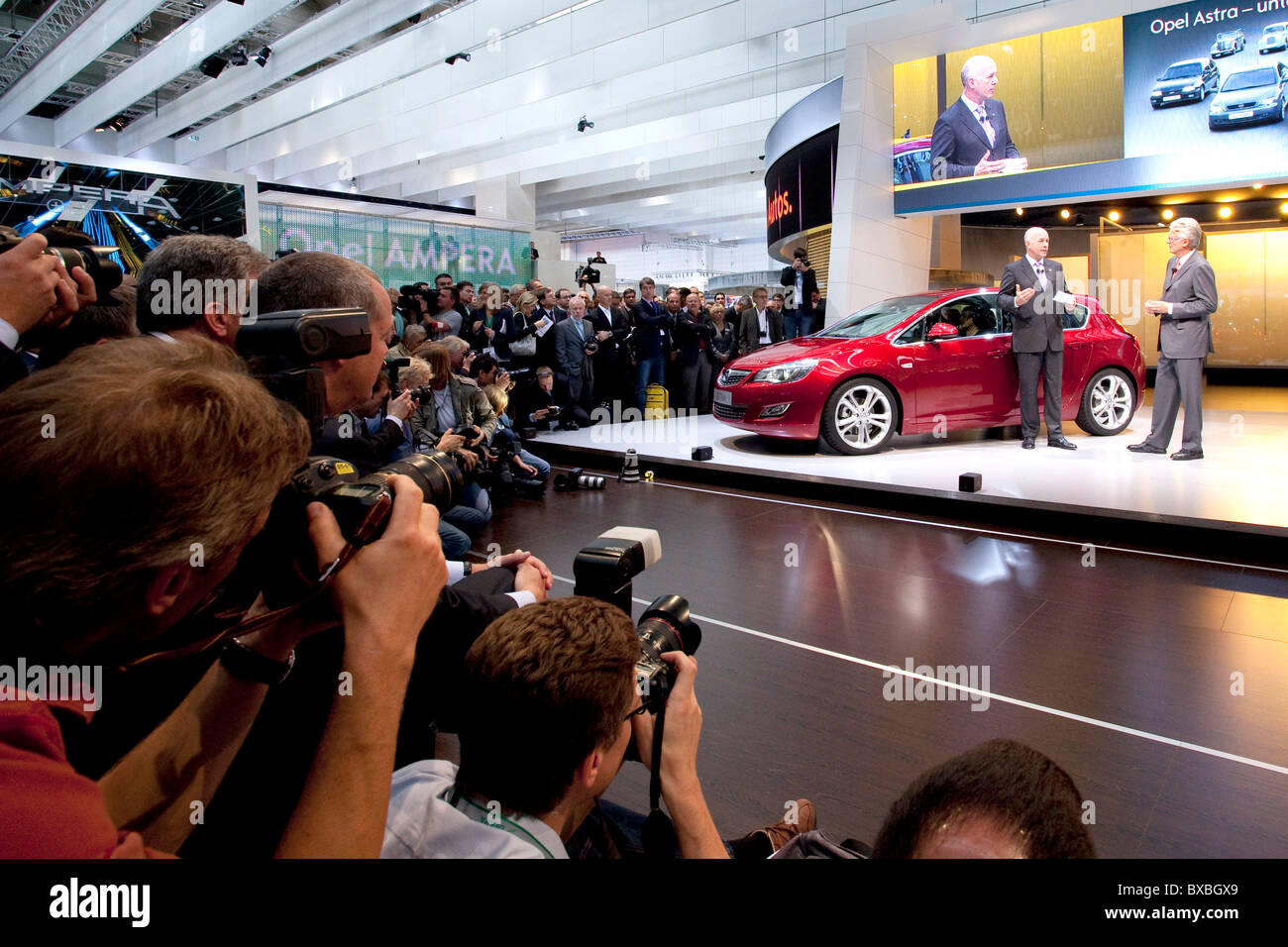 Journalisten und Fotografen bei der Präsentation des neuen Opel Astra Auto bei der 63. Internationale Automobilausstellung Stockfoto