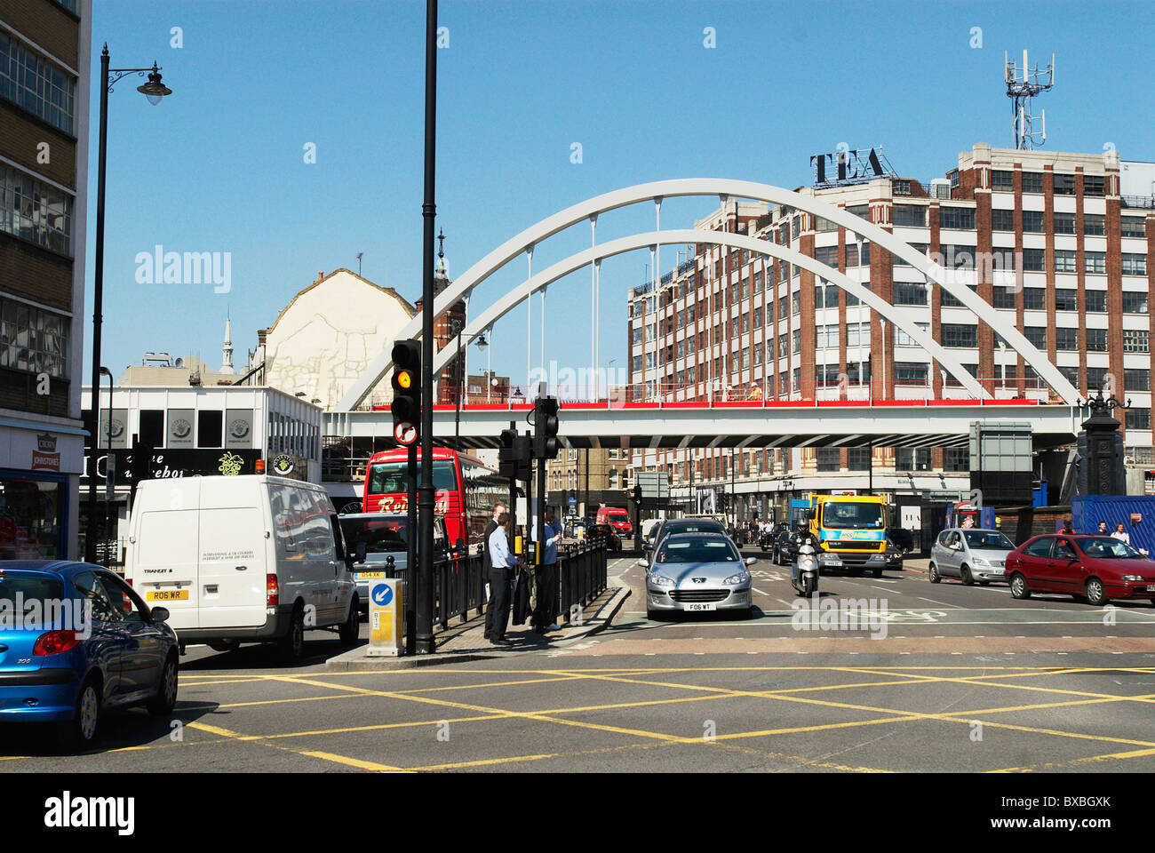East London Line Bahnbrücke über Shoreditch High Street London UK Stockfoto