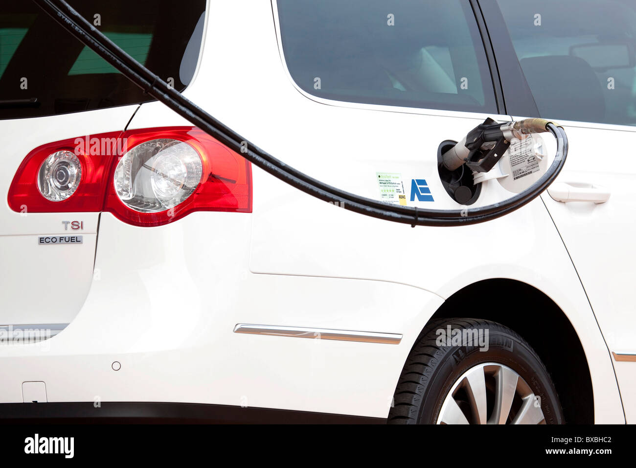 VW Passat TSI Ecofuel mit Erdgasantrieb, Betankung Erdgas, bei der 63. Internationale Automobilausstellung Stockfoto