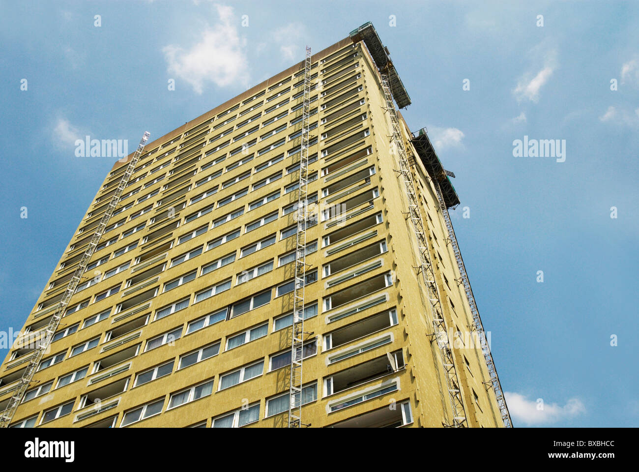 Isolationsschichten hinzugefügt, um der 1960er Jahre Hochhaus im Rahmen einer Renovierung Programm Bogen East London UK Stockfoto