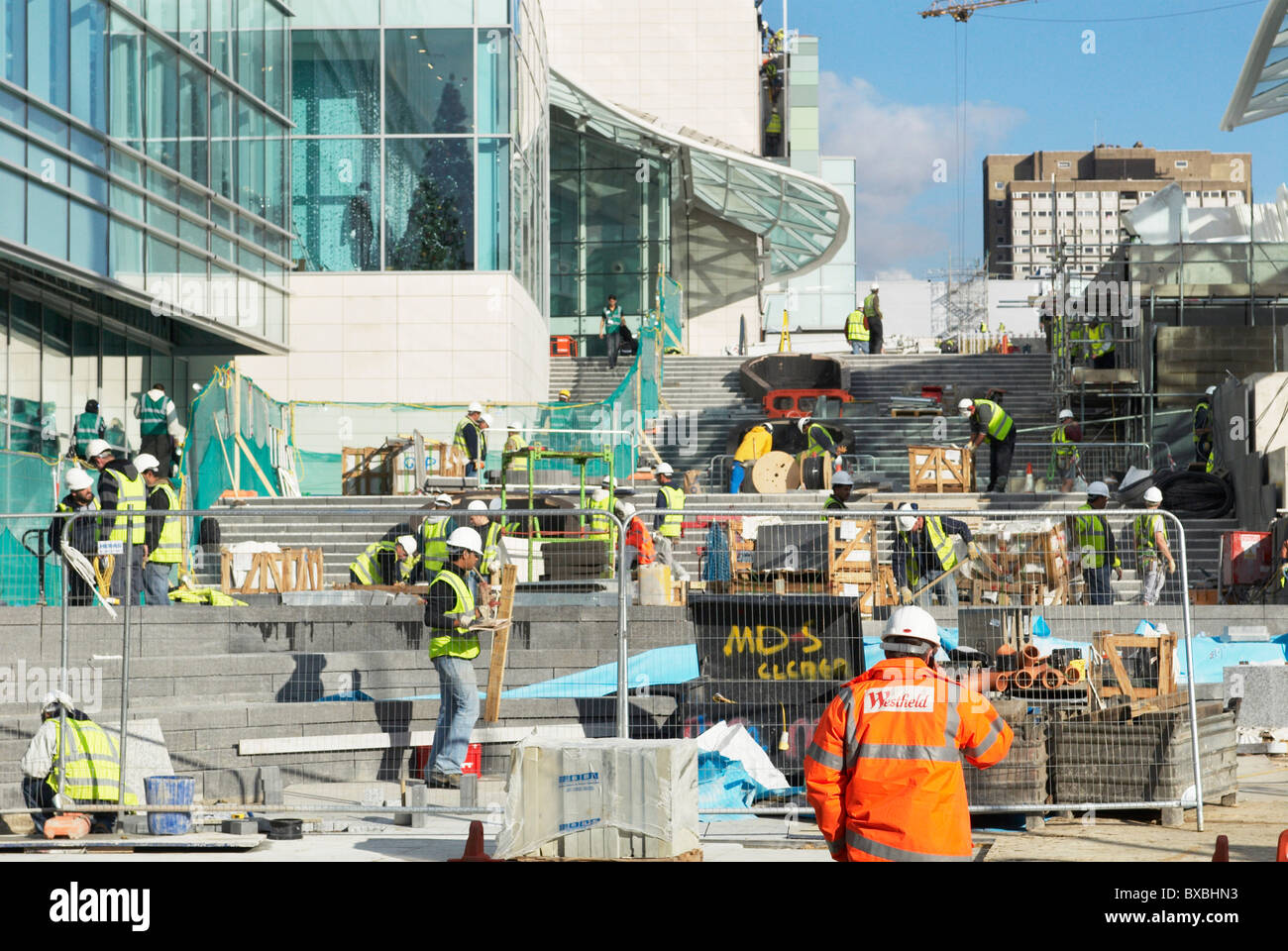 Bauarbeiter bei Westfield London Shopping Centre Shepherds Bush London UK 24. Oktober 2008 Stockfoto