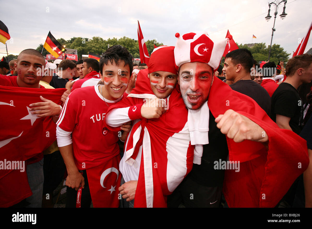 Fußball-Fans im Halbfinale match zwischen Deutschland und der Türkei, Berlin, Deutschland Stockfoto