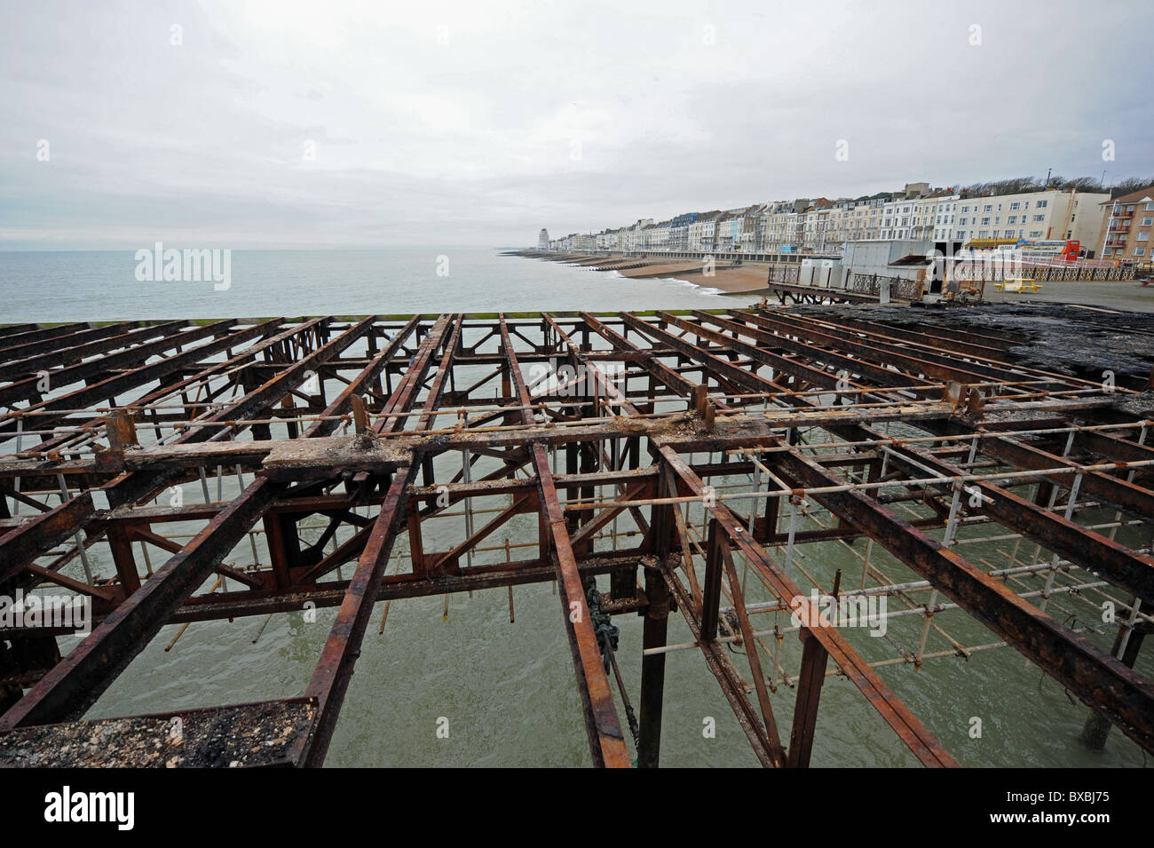 Das Feuer zerstörte Hastings Pier ist nur ein Metallskelett nach den Brand im Oktober 2010 Stockfoto