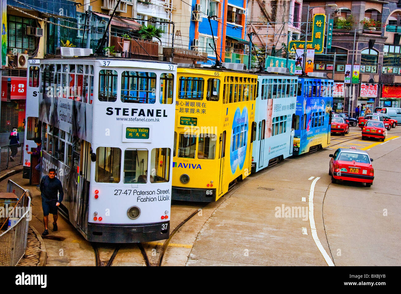Linie der Doppeldecker-Busse in Reihe an Bushaltestelle in der Innenstadt von Hongkong China Stockfoto