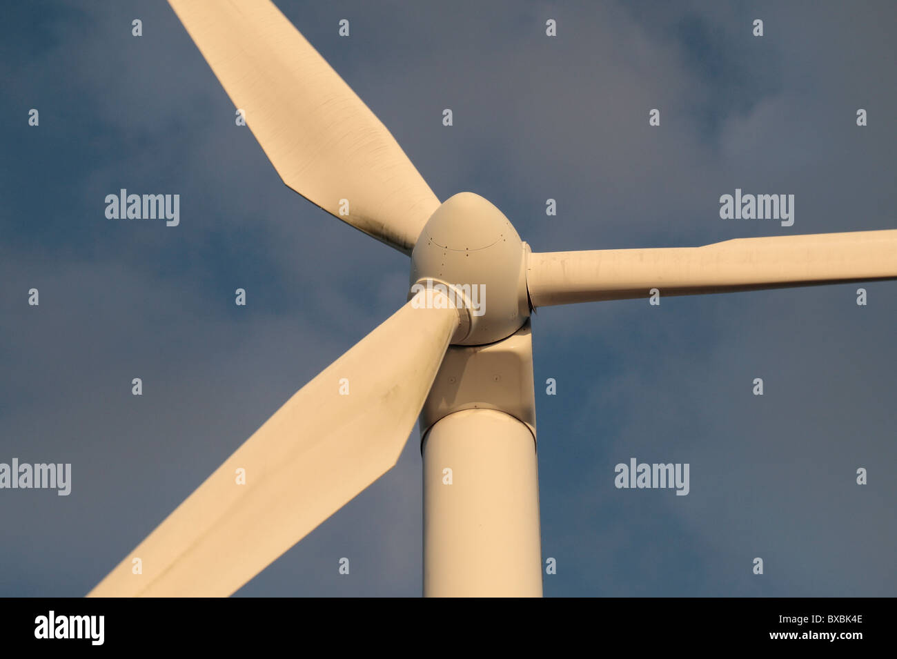 Blick hinauf in die zentrale Achse des eine Spinnerei Klinge einer Windkraftanlage am Carnsore Point Windfarm, County Wexford, Eire. Stockfoto