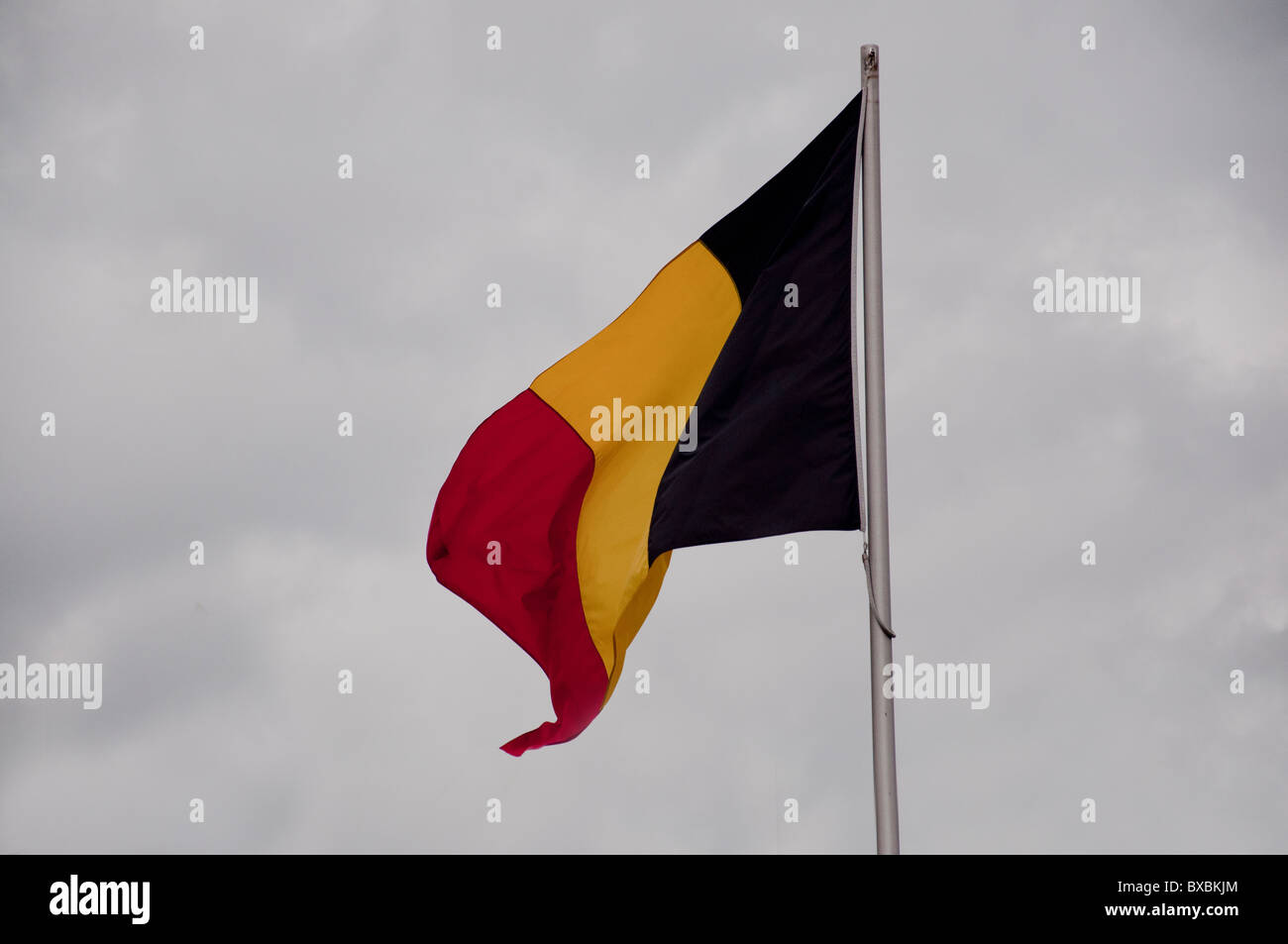 Die nationale Belgien-Flagge in Brügge, Belgien. Stockfoto
