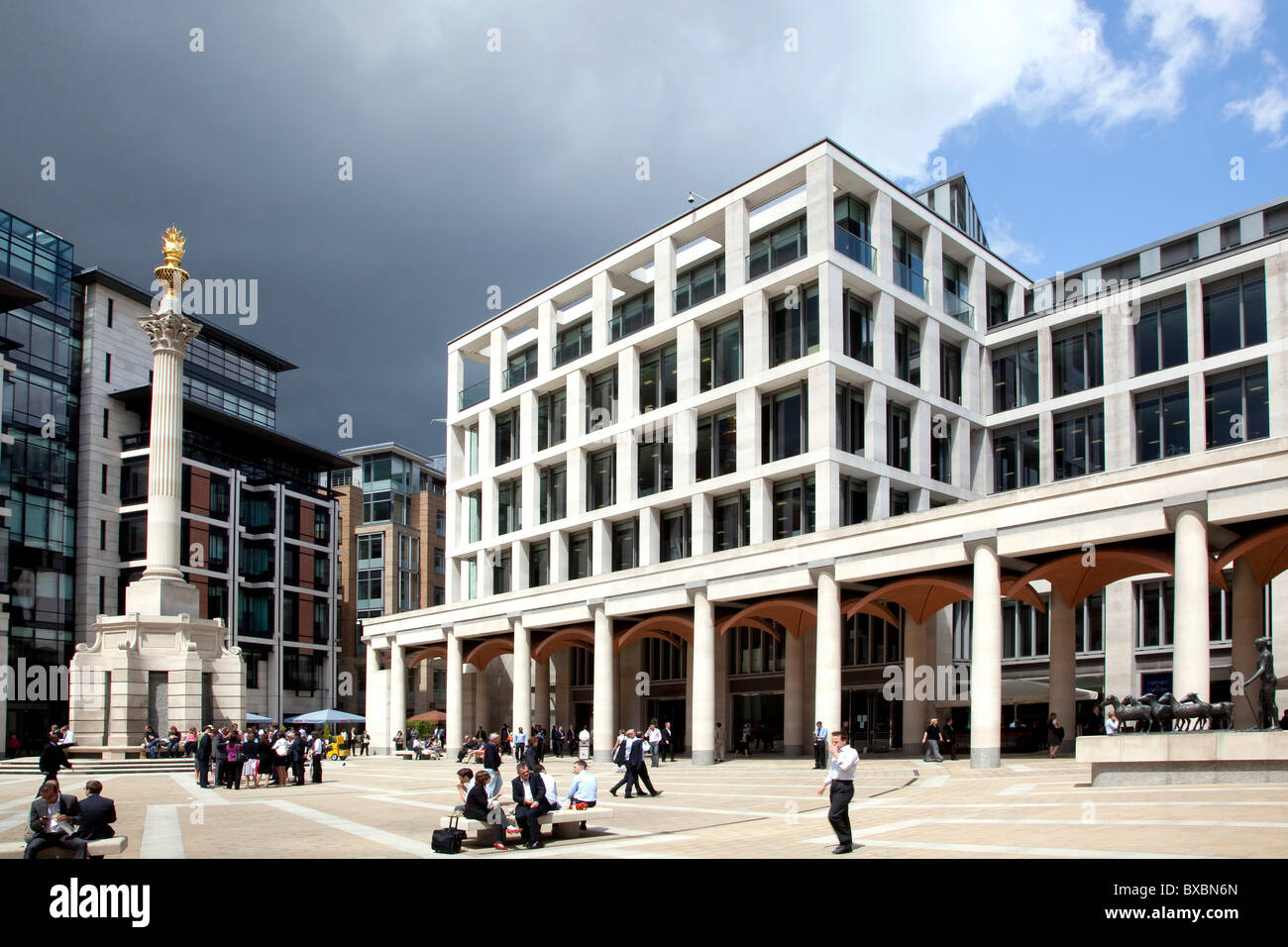 Paternoster Square, auf der Suche auf der London Stock Exchange in London, England, Vereinigtes Königreich, Europa Stockfoto