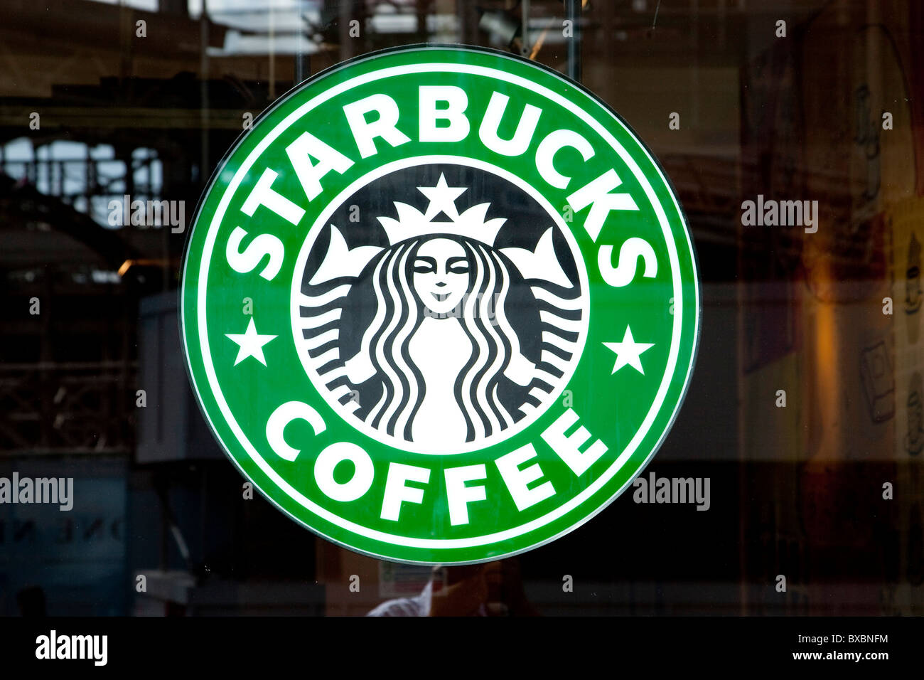 Logo, Starbucks-Kaffee in London, England, Vereinigtes Königreich, Europa Stockfoto