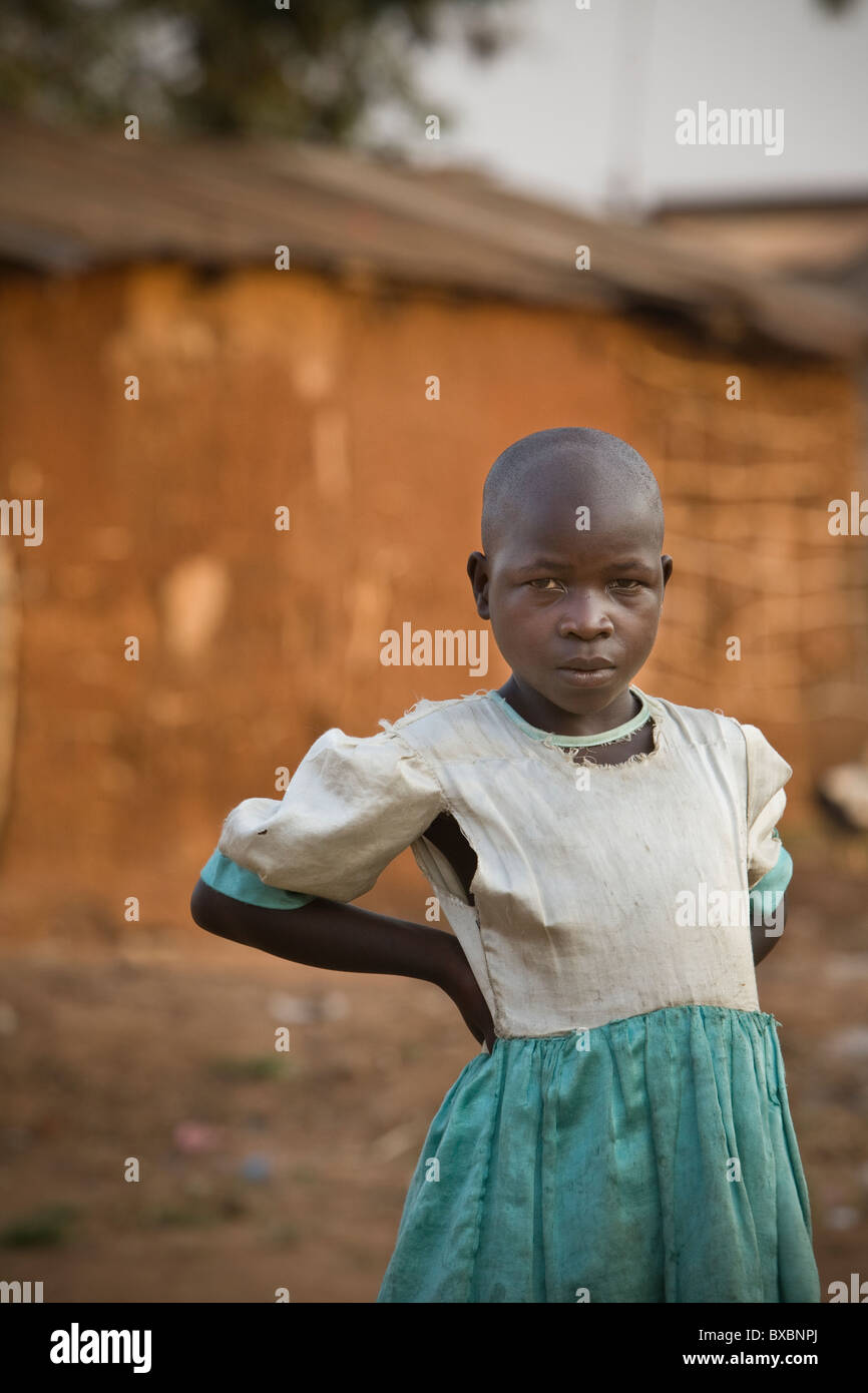 Ein junges Mädchen in ein zerrissenes Kleid steht in Igamba Dorf, Iganga Bezirk, östlichen Uganda, Ostafrika. Stockfoto