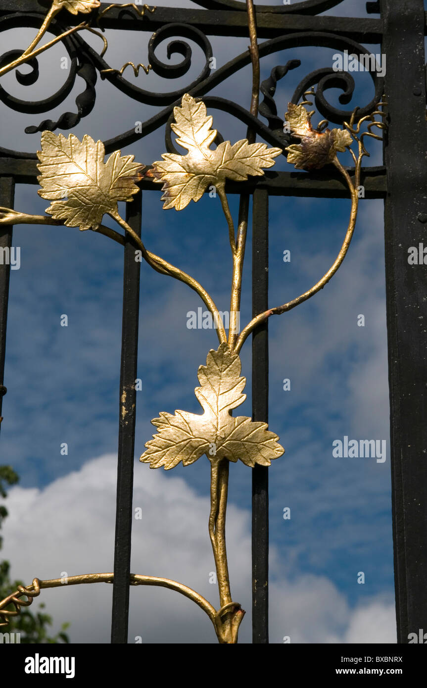 Dekoratives Blattdesign an einem Tor im Schlossgarten von St.Fagans. Stockfoto