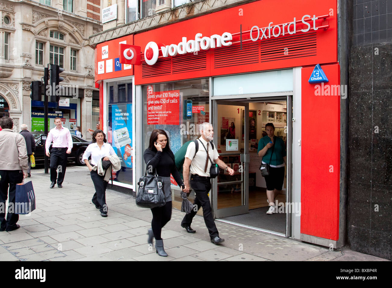 Shop des Telekommunikationsunternehmens Vodafone auf der Oxford Street in London, England, Vereinigtes Königreich, Europa Stockfoto