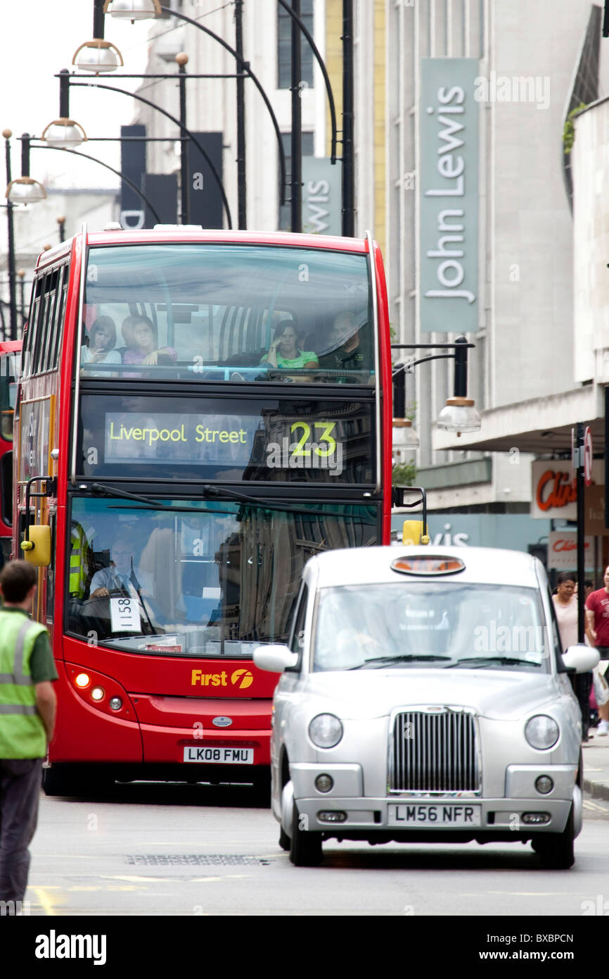 Doppeldecker-Bus auf der Oxford Street in London, England, Vereinigtes Königreich, Europa Stockfoto