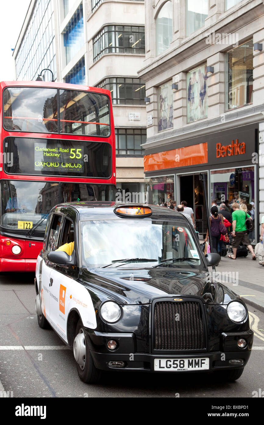 Doppeldecker-Bus auf der Oxford Street in London, England, Vereinigtes Königreich, Europa Stockfoto