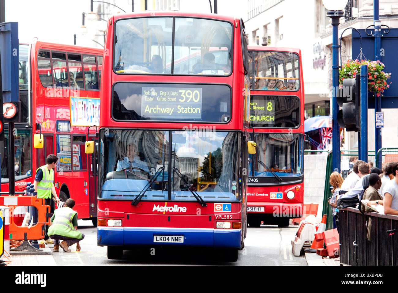 Doppeldecker-Busse auf der Oxford Street in London, England, Vereinigtes Königreich, Europa Stockfoto