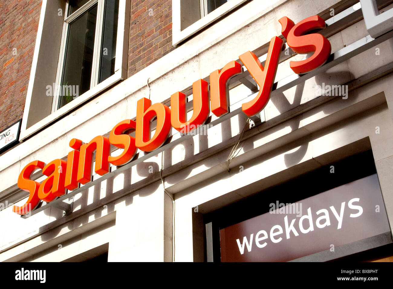 Logo auf einem Speicher der Supermarktkette Sainsbury's in London, England, Vereinigtes Königreich, Europa Stockfoto