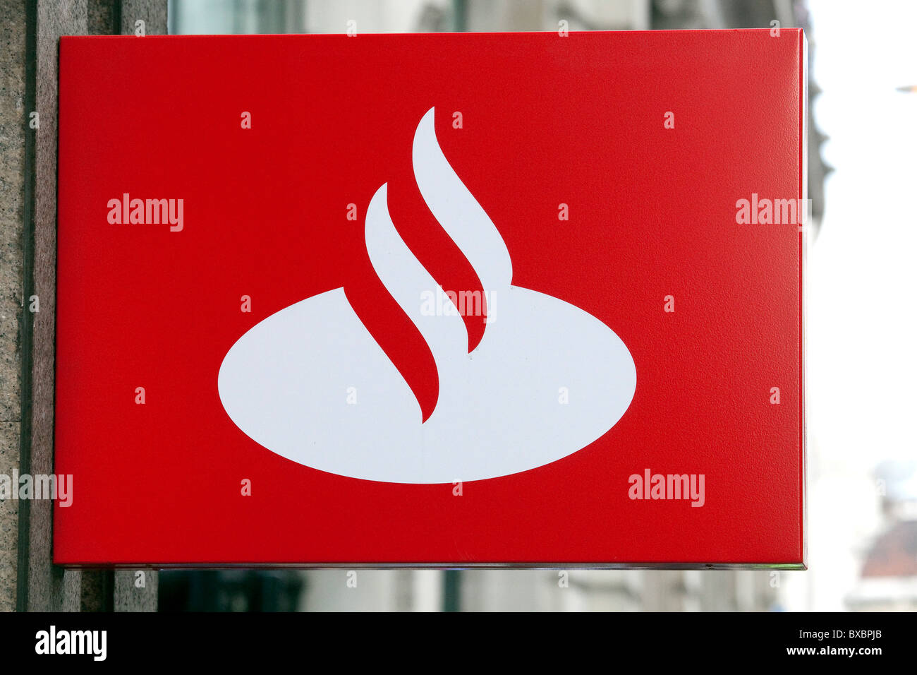 Logo der Santander Bank in London, England, Vereinigtes Königreich, Europa Stockfoto