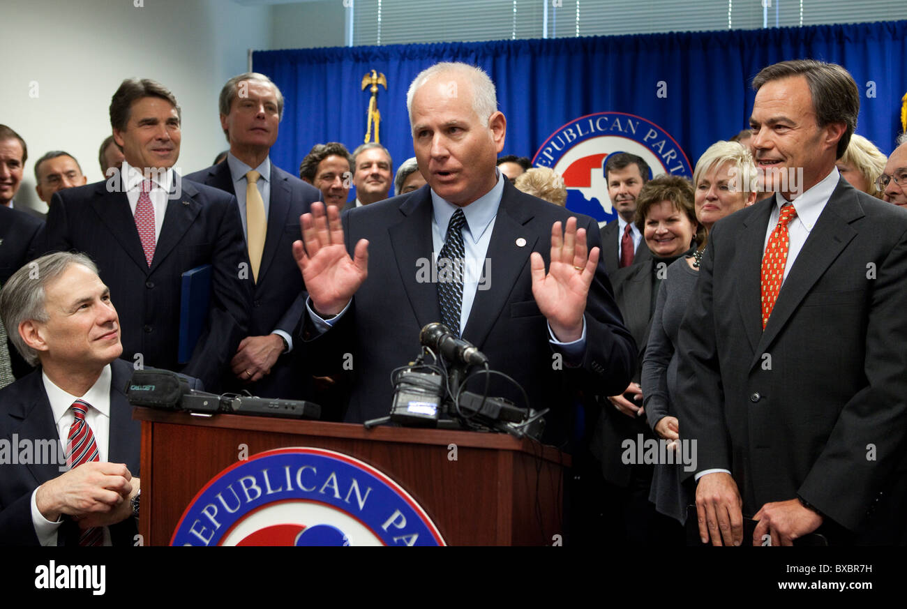 Texas-Republikaner sind alle lächelt die Lossagung des Staates Rep Alan Ritter (Mitte) aus der demokratischen zur Republikanischen Partei Stockfoto
