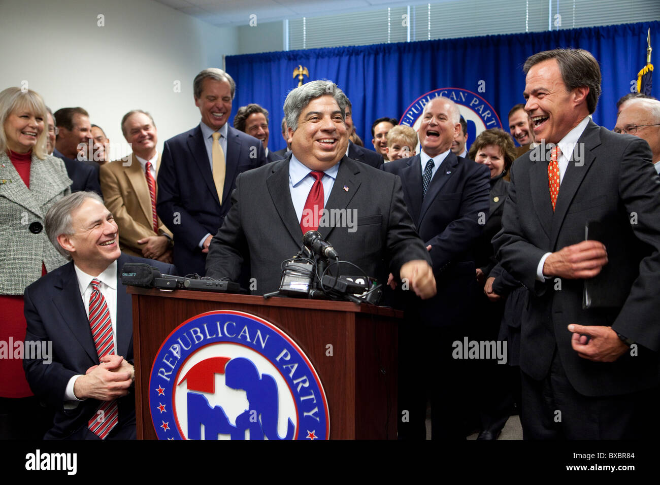 Texas-Republikaner sind alle lächelt die Lossagung des Staates Rep Aaron Pena (Mitte) aus der demokratischen zur Republikanischen Partei Stockfoto