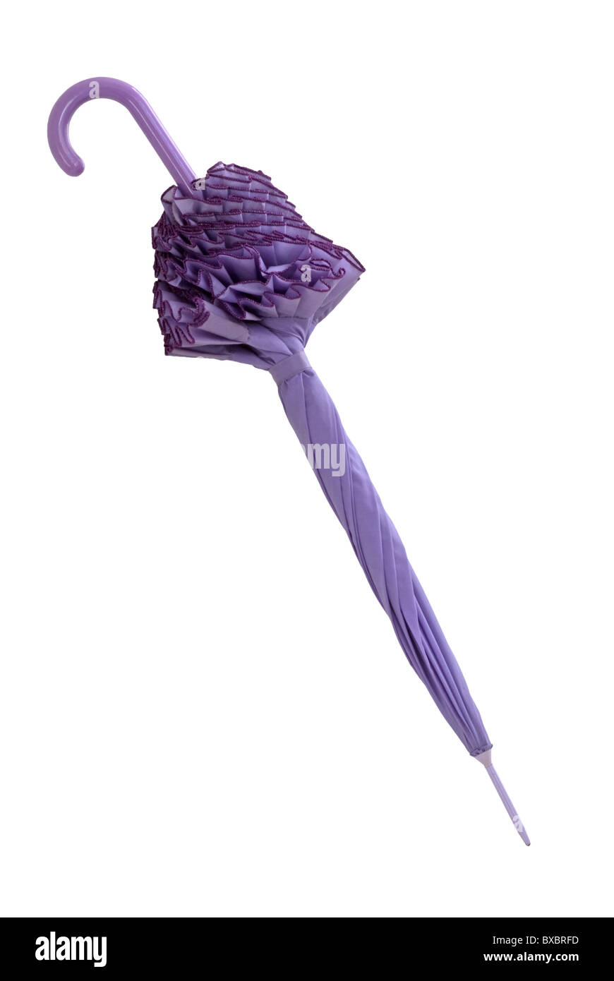 Geschlossener purpurner Sonnenschirm oder Schirm mit Rüschen. Isoliert oder ein Ausschnitt. Stockfoto
