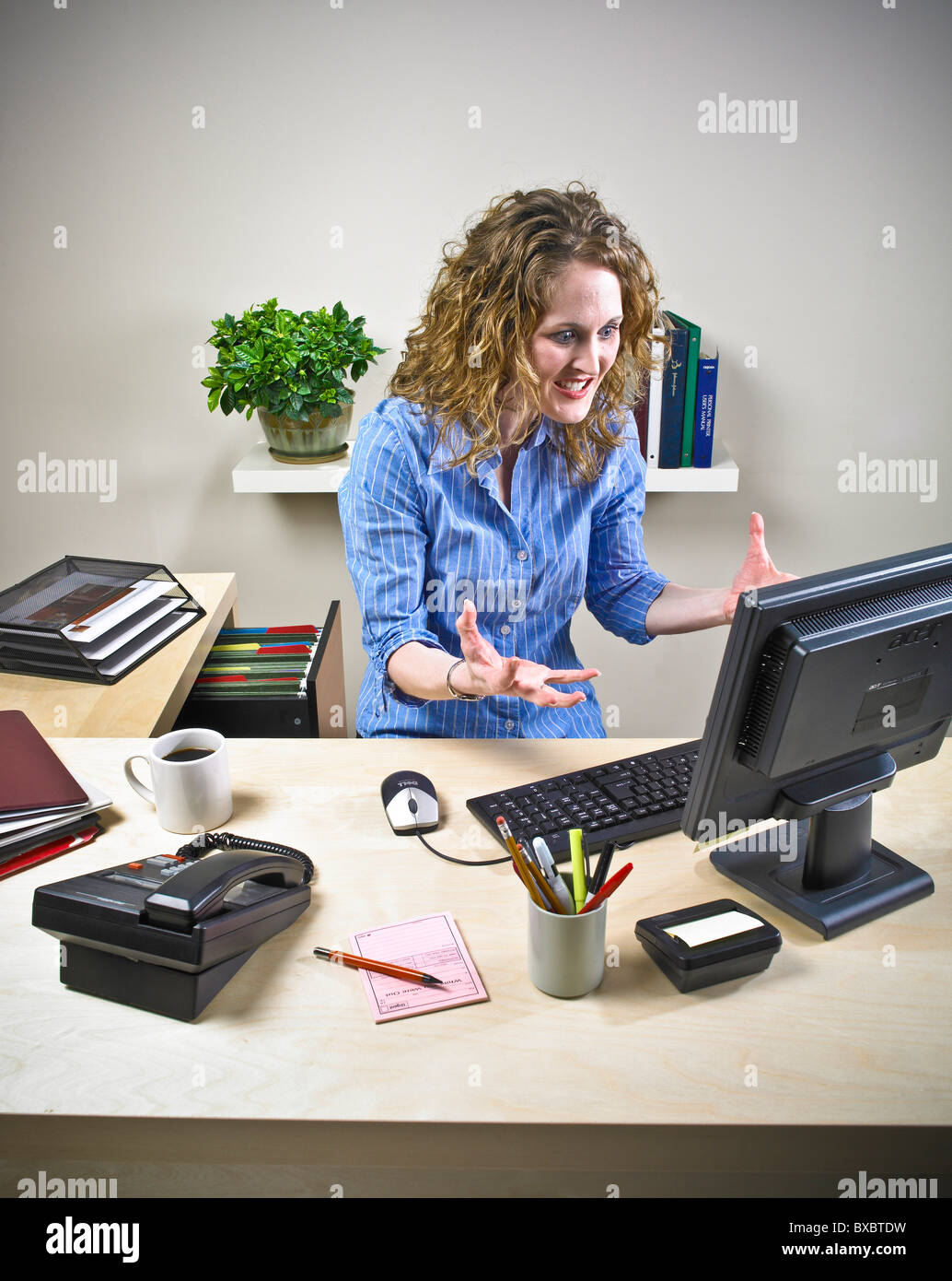 Weibliche Sekretärin, executive, Büroangestellte am Computertisch. Stress-Situation. Unorganisiert. Stockfoto