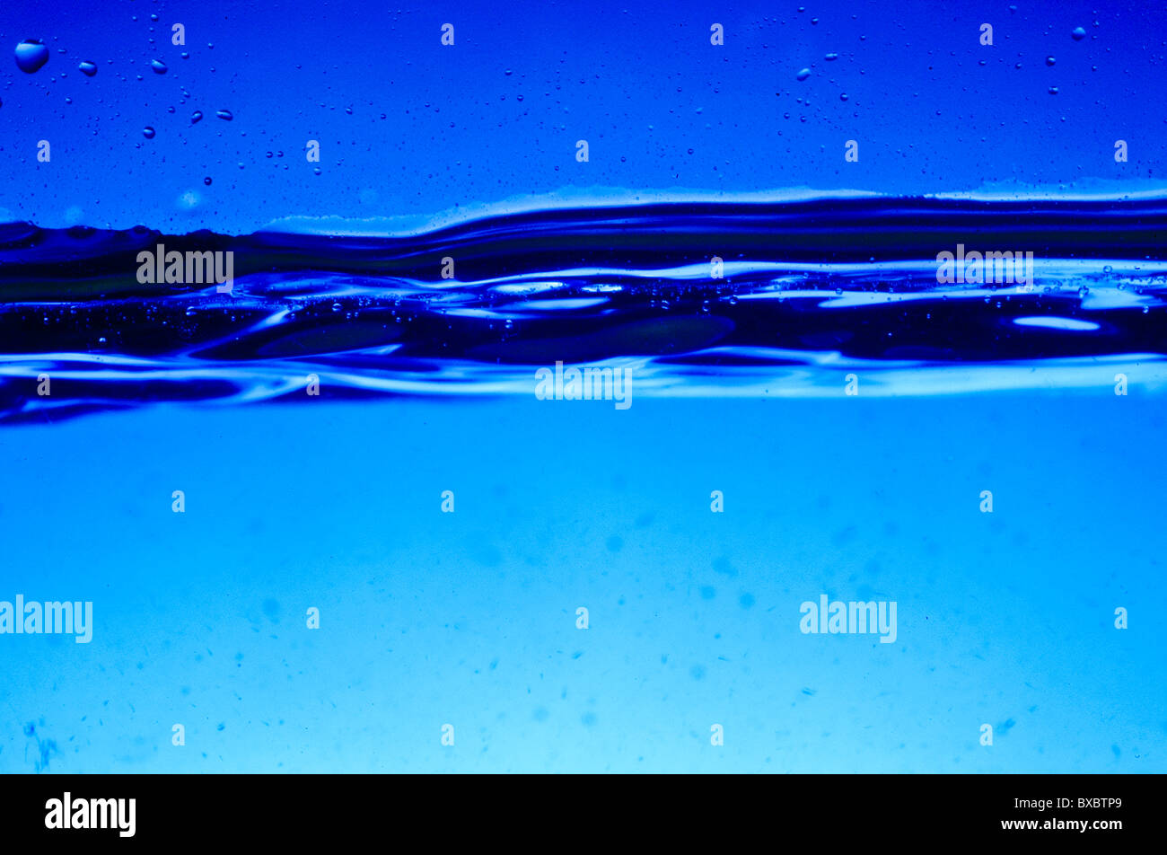 Blaue nass h20 flüssige Wasserblasen kopieren Raum. Natur. Natürlich. Öko. Überleben. Stockfoto