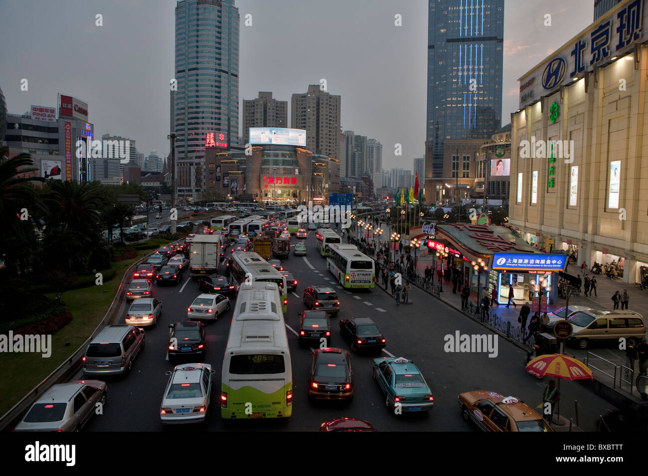 Verkehr auf Zhaojiabang Straße in der Nacht, Shanghai, China Stockfoto