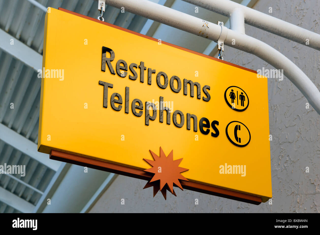 Telefone und Toiletten Schilder, Orlando Premium Outlets, Lake Buena Vista, Orlando, Florida, USA Stockfoto