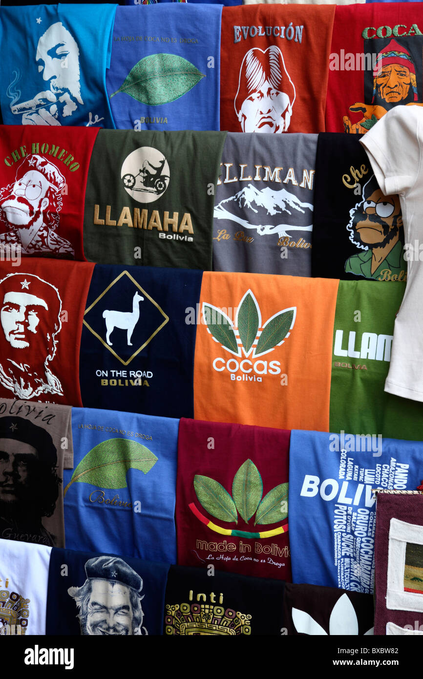 T-Shirts mit Che Guevara, Mt Illimani und Coca-Blättern in Form von Adidas-Logo zum Verkauf außerhalb Shop in Touristenmarkt, Calle Linares, La Paz, Bolivien Stockfoto