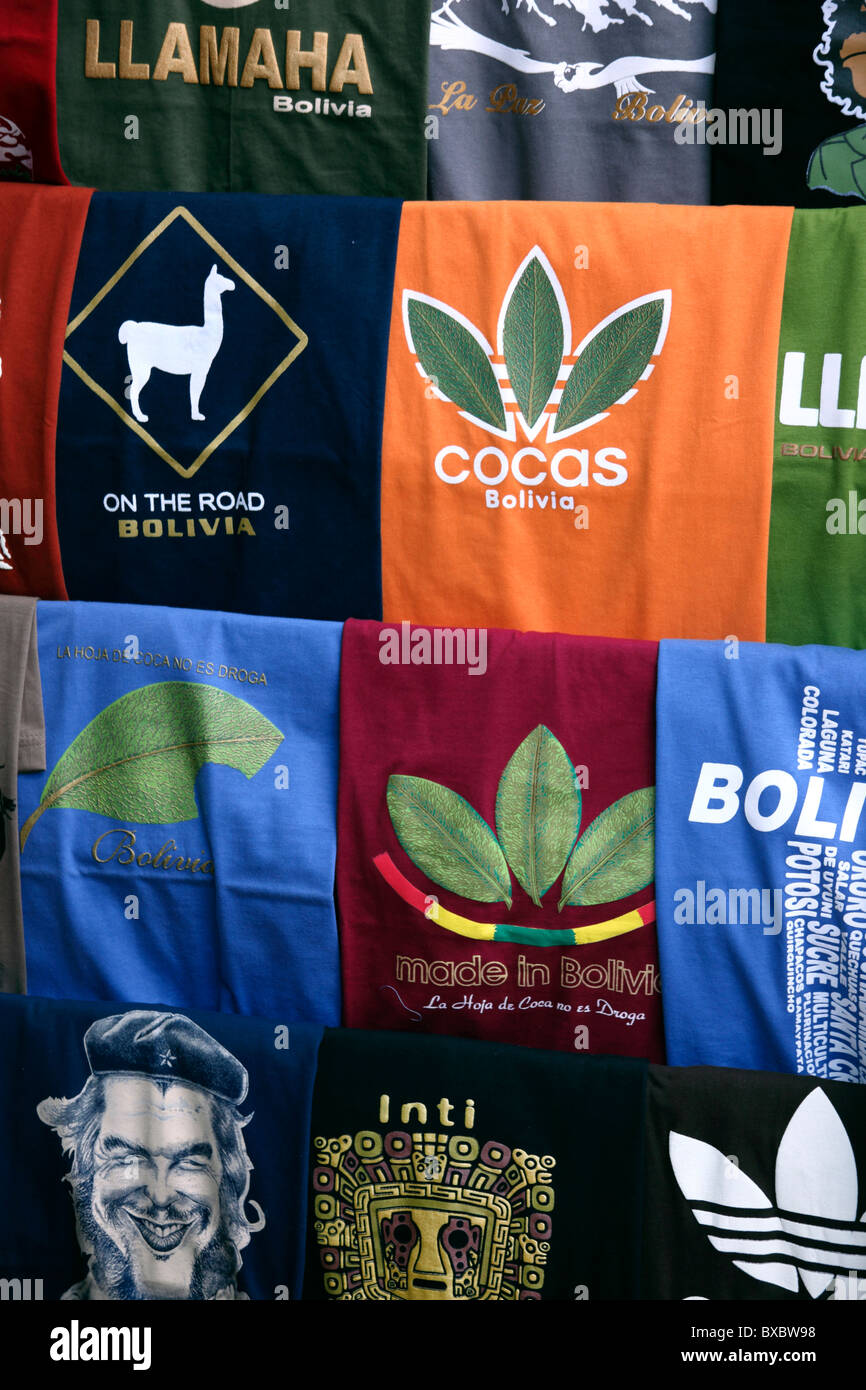 T-Shirts mit Coca-Blättern in Form von Adidas-Logo und Che Guevara zum Verkauf außerhalb Shop in touristischen Markt, Calle Linares, La Paz, Bolivien Stockfoto