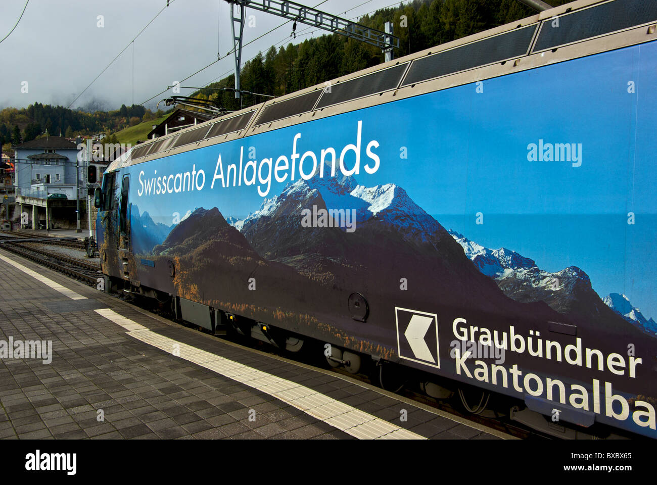 SBB Güterzug Elektrolokomotive Bahn Bahnsteig auf der Durchreise Stockfoto