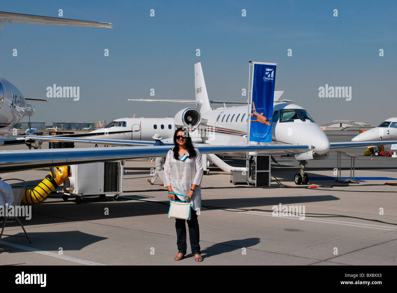 Eine indische Frau am Flughafen Stockfoto