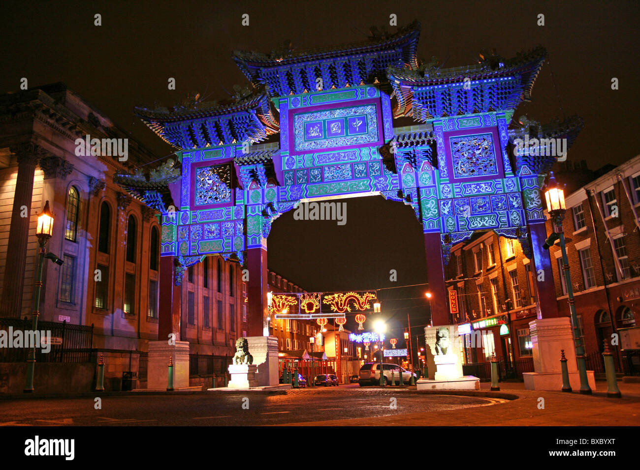 Der chinesische Bogen beleuchtet in der Nacht, Chinatown, Liverpool, Merseyside, UK Stockfoto