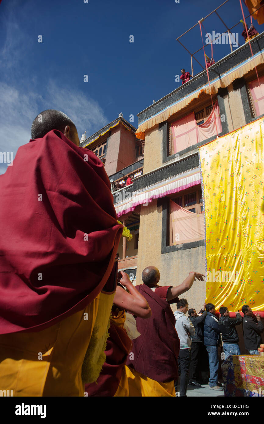 Mönche ein riesige Thangka aufrollen und Abführung für die Lagerung Stockfoto